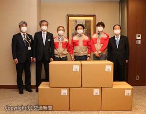 鶴岡専務（右から３人目）ら協会関係者からマスクの寄贈を受けた真貝社長（左から２人目）、石田相談役（右端）ら（ＪＲ貨物提供）