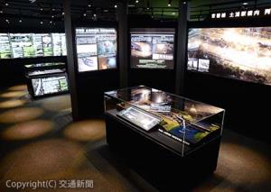 落ち着いた空間の展示室内