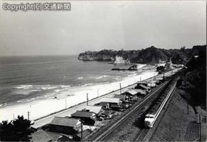 勿来―大津港間を走る特急「はつかり」（１９６１年ごろ）＝鉄道博物館提供＝