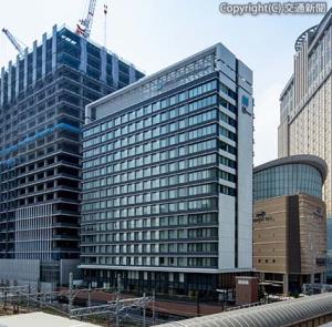 「ホテルメトロポリタン　川崎」。左側の建物は建設が進む「ＪＲ川崎タワー　オフィス棟」（ホテルメトロポリタン川崎提供）
