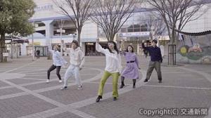 ＰＲダンス動画「ぼくらの街の阪神電車　２０２０」の一場面（阪神電気鉄道提供）