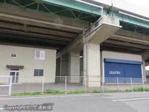 東北新幹線の高架下を活用した植物工場の外観（右が工場棟、左が事務所棟）=ジェイアール東日本都市開発提供＝