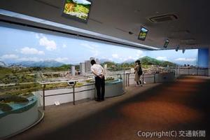 約３カ月ぶりに展示を楽しむ来館者（ＪＲ東海提供）
