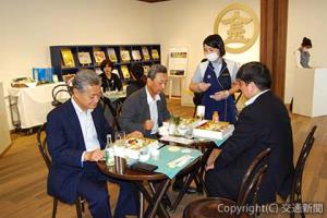 ①「四国まんなか千年ものがたり」の旅気分を味わえる「ＴＡＩＪＵでランチ」。半井社長（手前左）も視察に訪れた