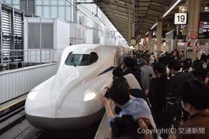 東京駅ホームに入線するＮ７００Ｓ量産車のＪ３編成
