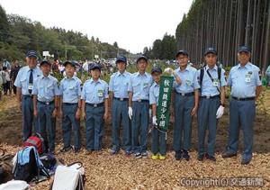 「鹿渡５号鉄道林」植樹式に植樹ボランティアとして参加した団員（交通道徳協会提供）