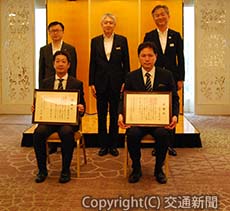 感謝状を贈られた日本ホテル関係者ら