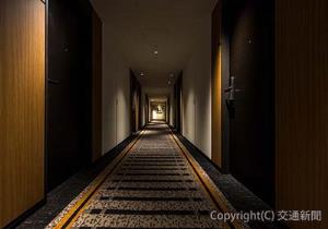 「ＪＲ東日本ホテルメッツ　横浜桜木町」の客室フロアの廊下カーペットは線路がモチーフ（日本ホテル提供）