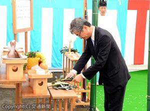 地鎮祭で玉串をささげる真貝社長