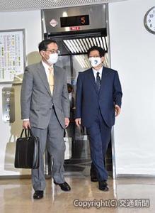 会談の会場へ向かう金子社長（左）と川勝知事
