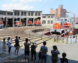 感嘆の声を上げる来館者（ＪＲ岡山支社提供）