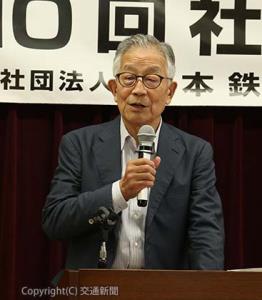 あいさつする石田会長