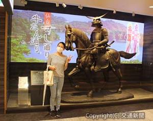 フロアのシンボルとなる伊達政宗公の騎馬像