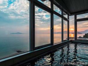 カブクスタイルの提携施設の一つ、ホテル「Uminos Spa＆Resort」（広島県江田島市）のスパ。瀬戸内海の景色が堪能できる（ＪＲ西日本提供）