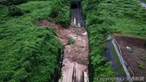 トラス橋の橋桁５連のうち４連が流失した肥薩線の球磨川第１橋りょう＝鎌瀬―瀬戸石間＝（ＪＲ九州提供）