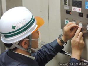 抗ウイルス・抗菌加工をする作業員