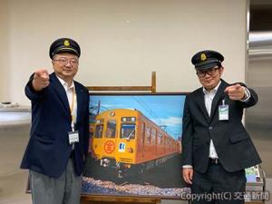 片岡町長（左）と高松琴平電気鉄道の社員