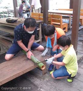 竹製の食器作りをする親子（ＪＲ四国提供）