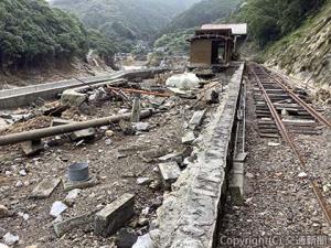 ホームが流失した球泉洞駅構内（ＪＲ九州提供）