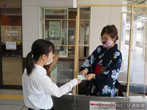 浴衣姿で接客に当たる社員（ＪＲ福知山支社提供）