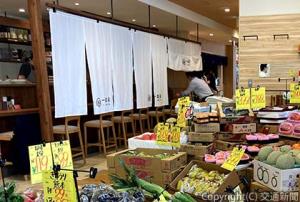 産地直送の新鮮野菜や果物が並ぶ店内（ＪＲ九州フードサービス提供）