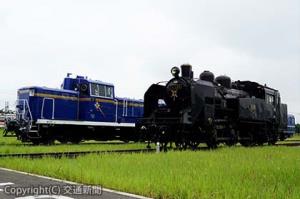 12月から運転を開始するＣ11３２５号機（右）。左は北斗星塗装のＤＥ10形
