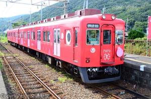 昨年３月登場した赤色の「なな」は加太の鯛をモチーフにしたキュートな外観（南海提供）