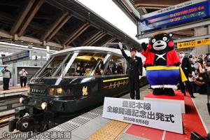 「あそぼーい！」に出発合図を送る出口駅長とくまモン＝熊本駅＝」（代表撮影）