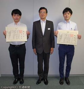 表彰を受けた松田氏（左端）、兒玉氏（右端）と緒方副社長