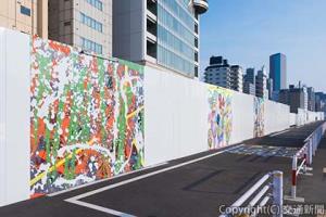 仮囲いを活用したアートプロジェクト（photo: Daisaku OOZU）＝ＪＲ東日本提供＝
