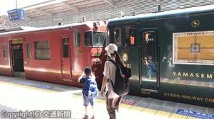 二つの列車の連結に子どもたちも興味津々