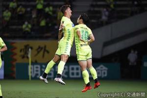 先制ゴールを決め、ＦＷクレーベ（左）と喜び合う船山（徳島戦）ⒸＪＥＦＵＮＩＴＥＤ（ジェフユナイテッド提供）