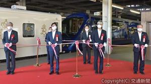 出発セレモニーでテープカットする島田社長（後列右）、髙橋社長（同左）、鈴木知事（前列左から２人目）ら