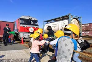 会場では機関車との綱引き体験も（ＪＲ貨物提供）