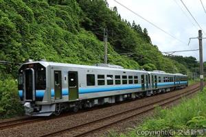 八高線の走行試験で使用している新型電気式気動車「ＧＶ―Ｅ４００系」＝ＪＲ東日本提供＝