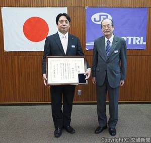 若手科学者賞を受賞した田中氏（左）と向殿会長（鉄道総研提供）