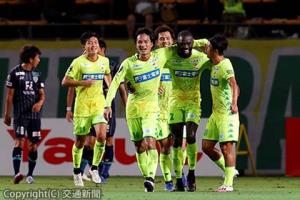 同点弾を決めたゲリア（右から２人目）を祝福するジェフイレブン（福岡戦）ⒸＪＥＦＵＮＩＴＥＤ（ジェフユナイテッド提供）