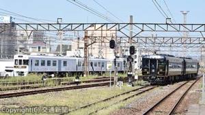 大牟田駅に同時に到着する「Ａ列車で行こう」（右）と「ＴＨＥ　ＲＡＩＬ　ＫＩＴＣＨＩＮ　ＣＨＩＫＵＧＯ」（左）