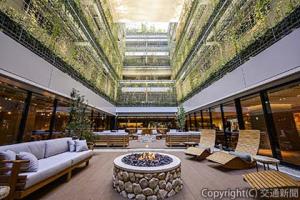 京都の植生を再現した大緑化壁が特徴の４階ホテル中庭（京阪ホールディングス提供）