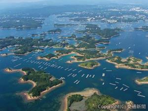 三重県・志摩の英虞湾には大小60余りの島が点在。美しいリアス式海岸の景観も南国の楽園パラオ共和国の世界遺産「ロックアイランド」を思わせる（伊勢志摩観光コンベンション機構提供）