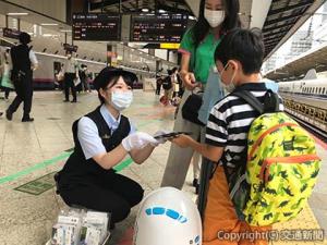 除菌ウエットティッシュなどを配布する駅社員（ＪＲ東京支社提供）