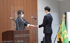 内定通知書を手渡す喜㔟常務（左）