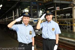 親子で新快速の車掌を務める森元克好さん（左）と啓介さん（奈良アクア・ラボ提供）