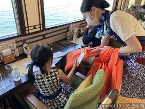 交通新聞 電子版 ｊｒ四国 伊予灘ものがたり 車内で新米プレゼント