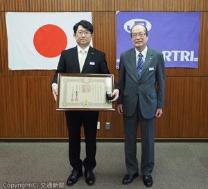 黄綬褒章を受章した上半氏（左）と向殿会長（鉄道総研提供）