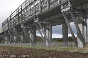 新たに基礎を設けて防音壁をかさ上げする「別基礎防音壁」のイメージ（ＪＲ東日本提供）