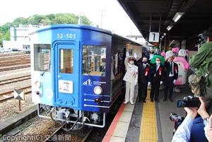 出発合図する矢野駅長（左端）、飯泉知事（左から２人目）ら