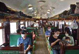 ＳＬの旅を楽しむ家族連れら（ＪＲ高崎支社提供）