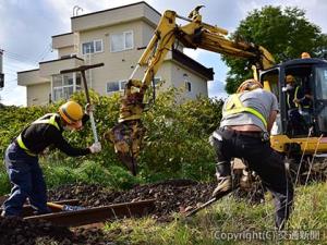 宗谷線南稚内―稚内間で日中時間帯に行われた木製マクラギの交換作業