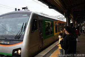 終点の花巻駅に到着した「釜石線70周年記念号」＝ＪＲ盛岡支社提供＝